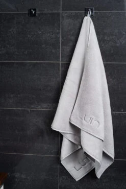 LUIN Kylpypyyhe 70×140 Pearl Grey -Snugg Bath Towel 70x140 Pearl Grey 1 scaled e1606379456140 1