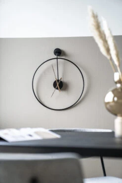 Sundial Large Seinäkello, Musta -Snugg By Boo469 scaled e1632397913351 1