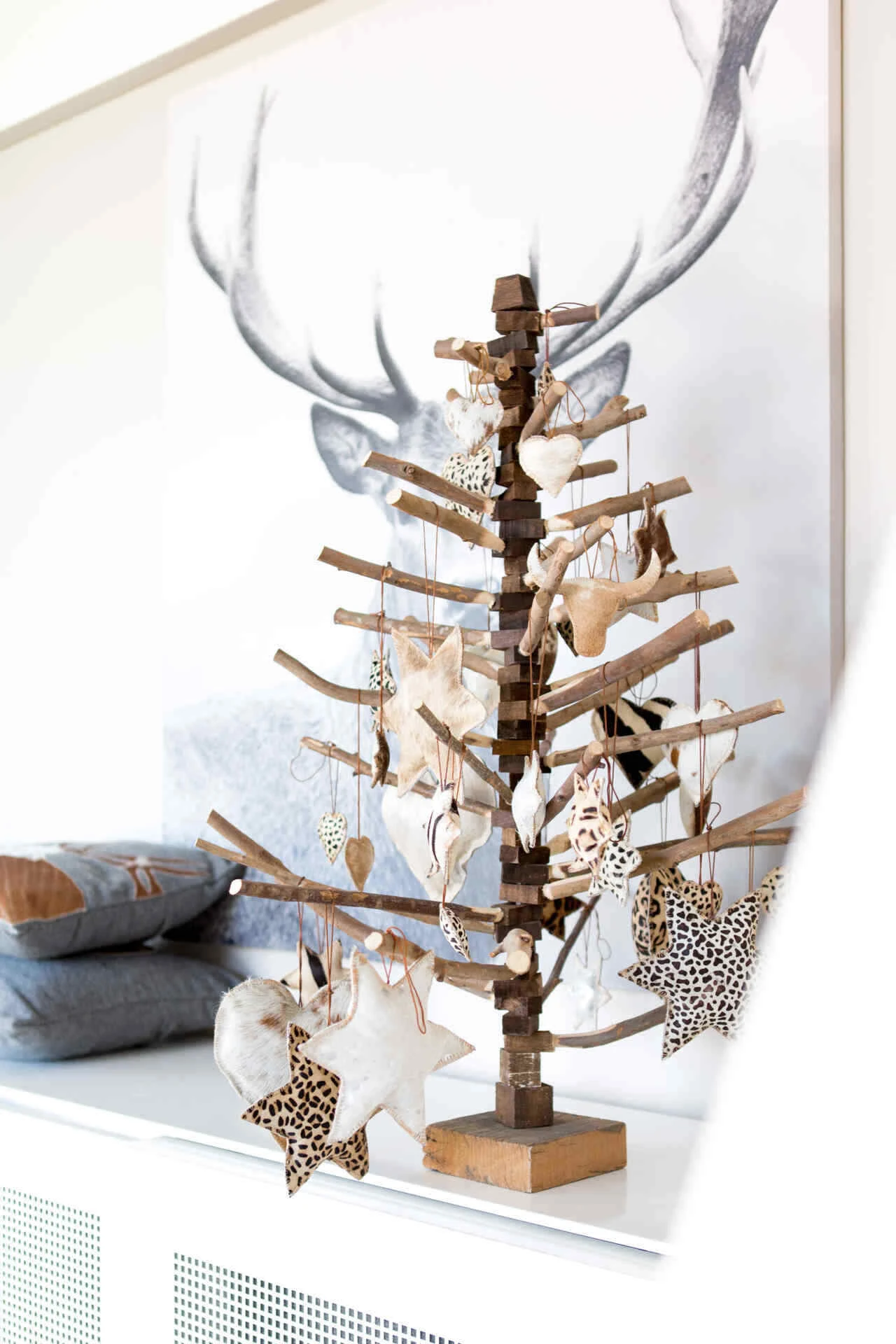 Roikkuva Pallokoriste, Helmikanan Höyhenistä 2 Roikkuva Pallokoriste, Helmikanan Höyhenistä - Image 2