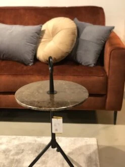 Harmaa Vakosamettityyny Kultaisella Vetoketjulla, 40×60 -Snugg IMG 2097 1