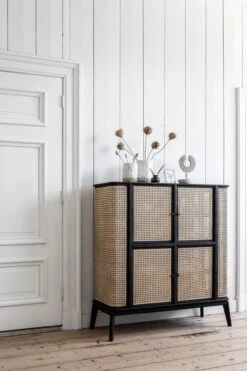 MUST LIVING Raffles Rottinkinen Kaappi -Snugg Snugg Must Living cabinet raffles sfeer 1 1