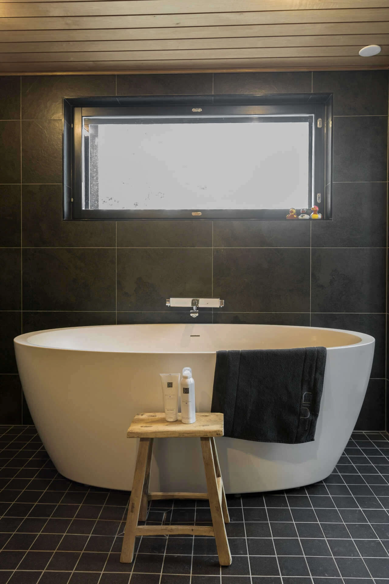 SNUGG Pieni Rustiikki Puupenkki 4 SNUGG Pieni Rustiikki Puupenkki - Image 4