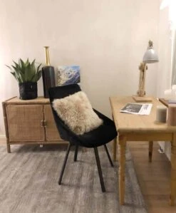 Pehmeä Sisustustyyny Lampaantaljasta, Samppanja 9 Pehmeä Sisustustyyny Lampaantaljasta, Samppanja -Snugg Snugg Annen kutsut2 1