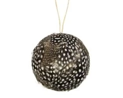 Roikkuva Pallokoriste, Helmikanan Höyhenistä