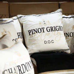 Wine Pinot Gricio Valkoinen Sisustustyyny 6 Wine Pinot Gricio Valkoinen Sisustustyyny -Snugg svwwkspgw 7 19f6a88c632680aa74722a983c1d1517527c1cc225927bdbd47c6cfa8324d61b